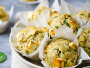 Συνταγή για Αλμυρά Muffins με Κολοκυθάκια, Φέτα και Σάλτσα Κόκκινης Πιπεριάς & Σκόρδου